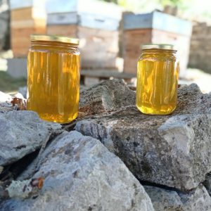 Découvrez la douceur et la subtilité du miel de lavande. Récolté avec soin dans le sud de la France, notre miel de lavande est le fruit d'un savoir-faire traditionnel allié à des techniques modernes. Savourez sa saveur unique et délicate, idéale pour accompagner vos plats sucrés ou salés, ou pour parfumer votre thé ou votre café. Commandez dès maintenant notre miel de lavande et faites l'expérience d'un produit authentique et de qualité supérieure