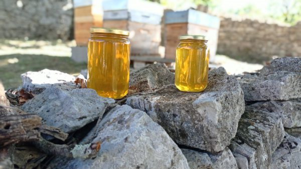 Découvrez la douceur et la subtilité du miel de lavande. Récolté avec soin dans le sud de la France, notre miel de lavande est le fruit d'un savoir-faire traditionnel allié à des techniques modernes. Savourez sa saveur unique et délicate, idéale pour accompagner vos plats sucrés ou salés, ou pour parfumer votre thé ou votre café. Commandez dès maintenant notre miel de lavande et faites l'expérience d'un produit authentique et de qualité supérieure